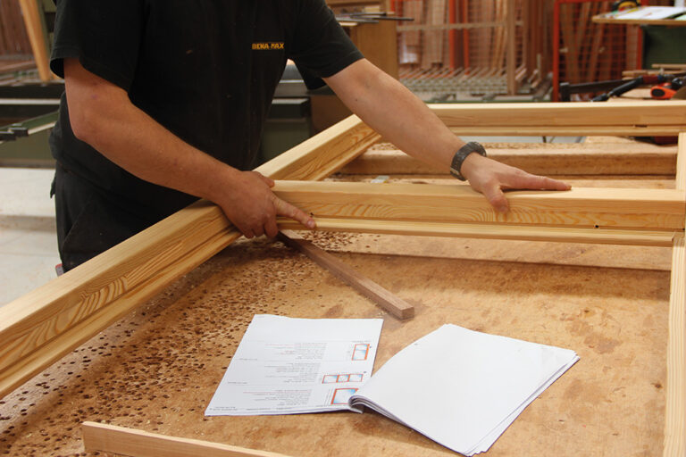 Menuiserie Riche - Pose traverses chassis en bois local